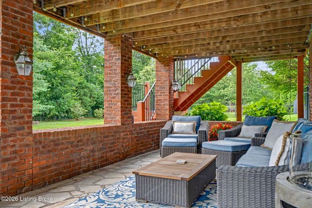 2126 Highland Springs Pl, Louisville, KY 40245