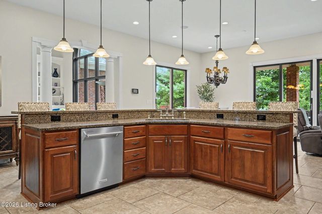 2126 Highland Springs Pl, Louisville, KY 40245
