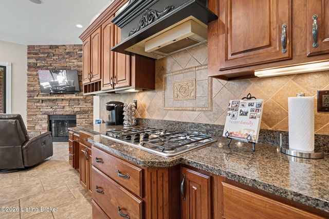 2126 Highland Springs Pl, Louisville, KY 40245