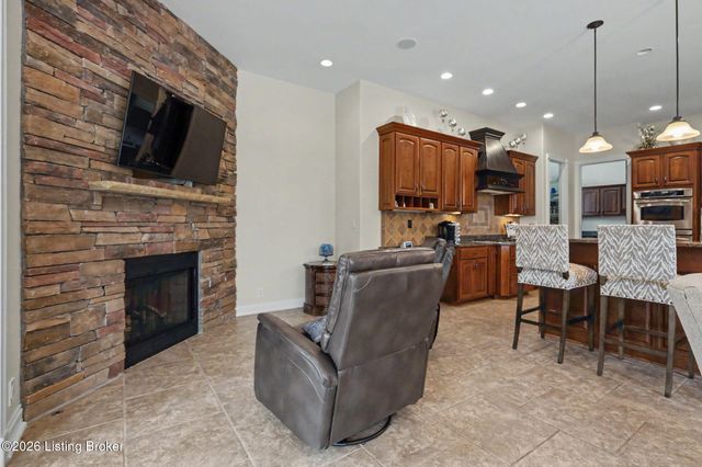 2126 Highland Springs Pl, Louisville, KY 40245
