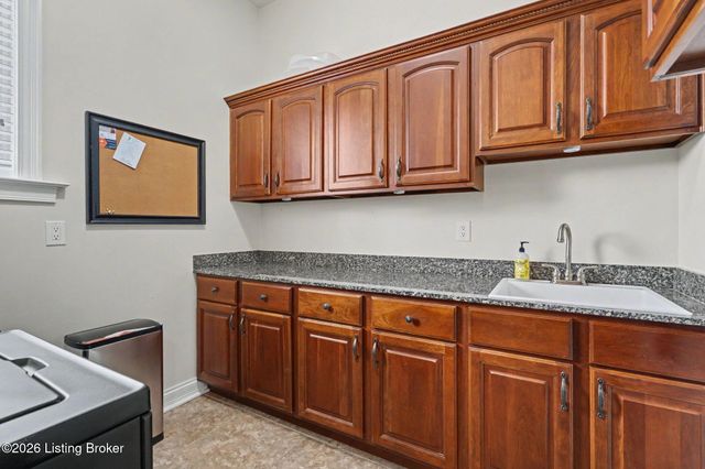 2126 Highland Springs Pl, Louisville, KY 40245