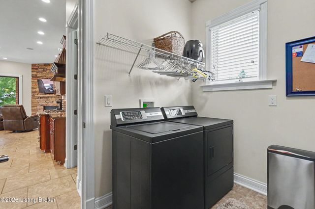 2126 Highland Springs Pl, Louisville, KY 40245