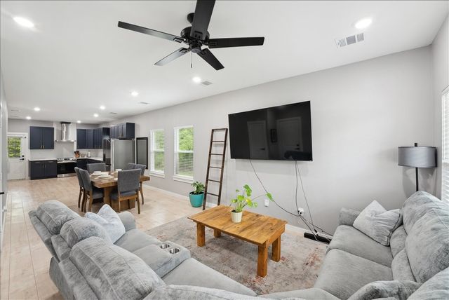 707 N Wilhite Street, Cleburne, TX 76031