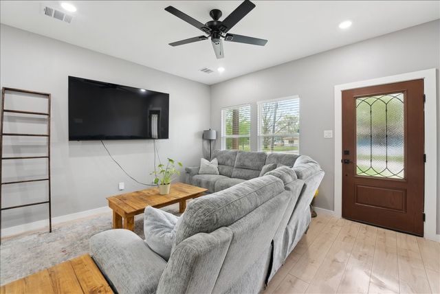 707 N Wilhite Street, Cleburne, TX 76031