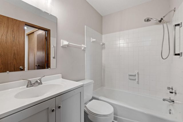 135 Viking Drive E 321, Little Canada, MN 55117