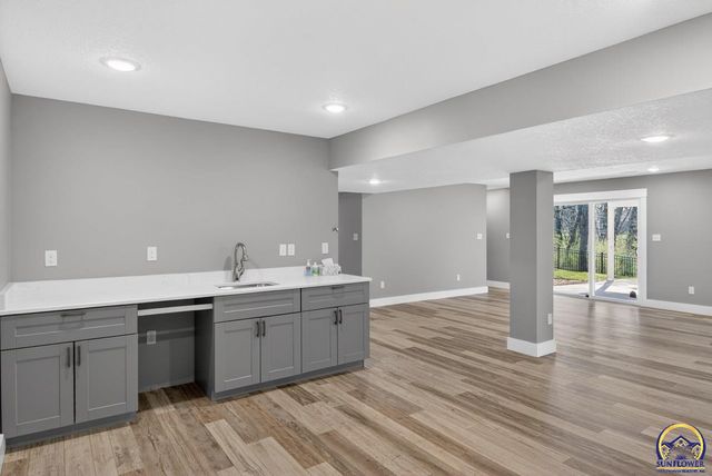 3321 SE 23rd ST, Topeka, KS 66605