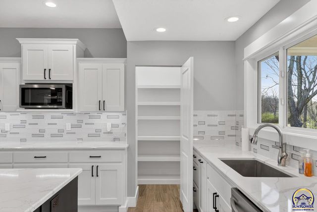 3321 SE 23rd ST, Topeka, KS 66605