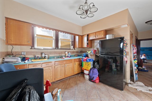 9517 S Escanaba Avenue, Chicago, IL 60617