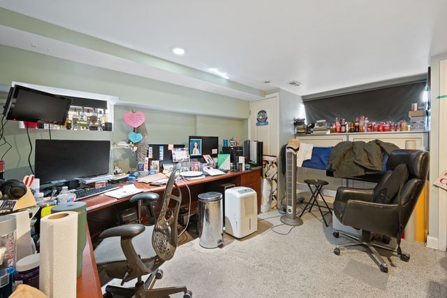 9517 S Escanaba Avenue, Chicago, IL 60617