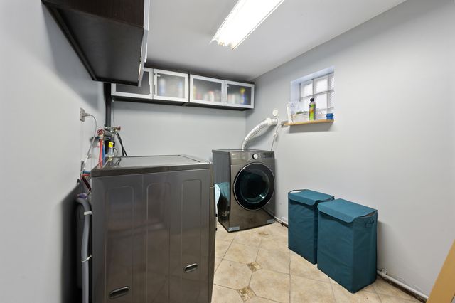 9517 S Escanaba Avenue, Chicago, IL 60617