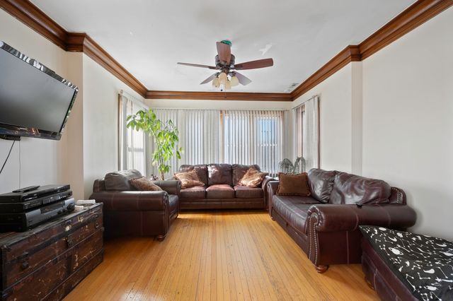 9517 S Escanaba Avenue, Chicago, IL 60617