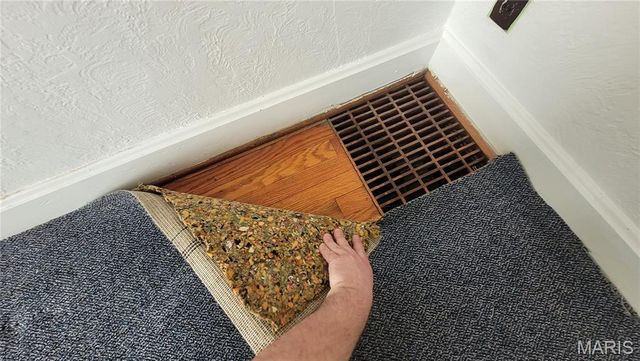 6906 Leedale Drive, Velda Village, MO 63121