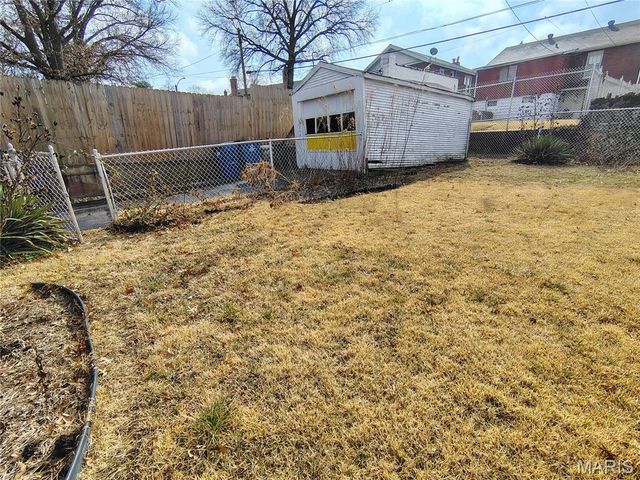 6906 Leedale Drive, Velda Village, MO 63121