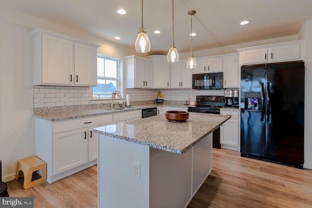 204 WHITETAIL CIR, Mill Hall, PA 17751