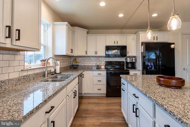 204 WHITETAIL CIR, Mill Hall, PA 17751