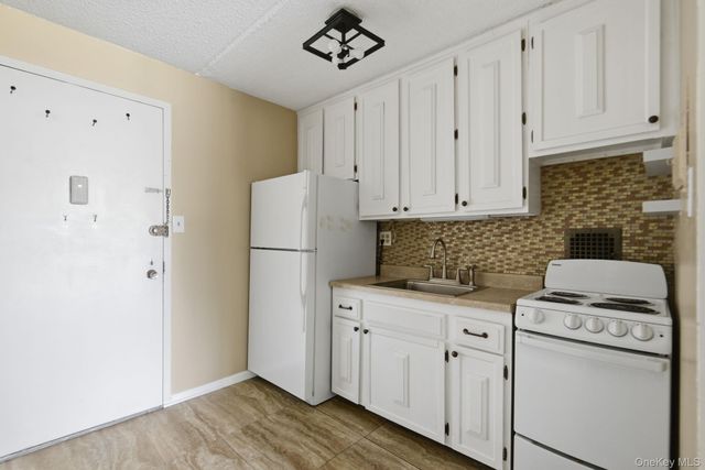 160 Academy Street 3P, Poughkeepsie, NY 12601