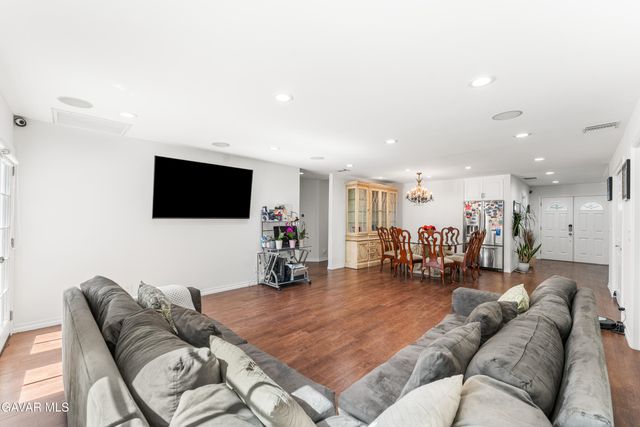 7222 Fallbrook Avenue, West Hills, CA 91307