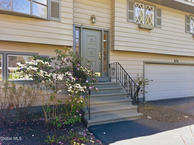 874 Maxwell Drive, Niskayuna, NY 12309