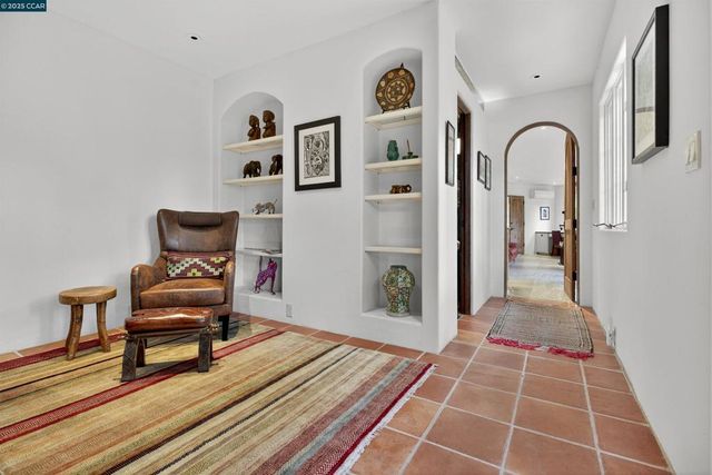 1 La Campana Rd, Orinda, CA 94563