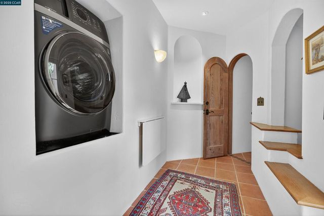 1 La Campana Rd, Orinda, CA 94563