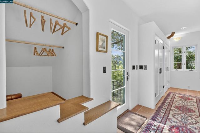 1 La Campana Rd, Orinda, CA 94563