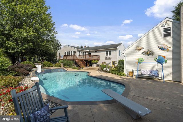 105 WHITEHALL RD, Reinholds, PA 17569