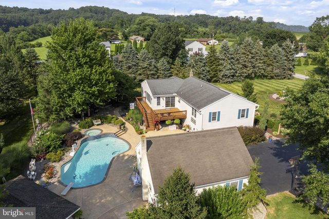 105 WHITEHALL RD, Reinholds, PA 17569