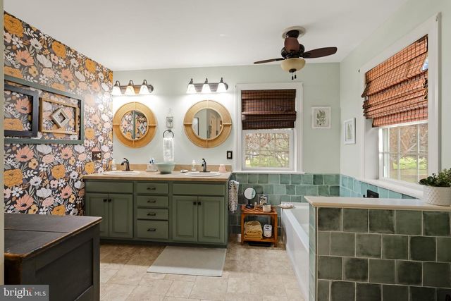 105 WHITEHALL RD, Reinholds, PA 17569