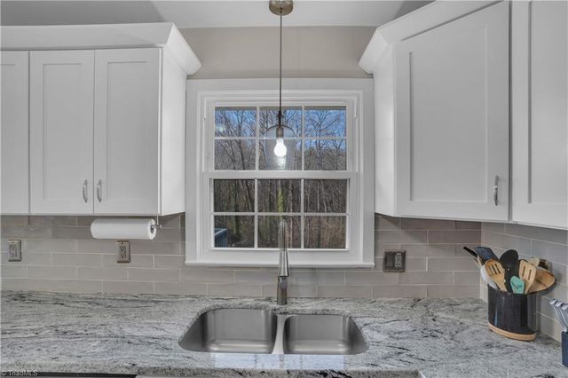 176 Farmbrooke Lane, Winston-salem, NC 27127