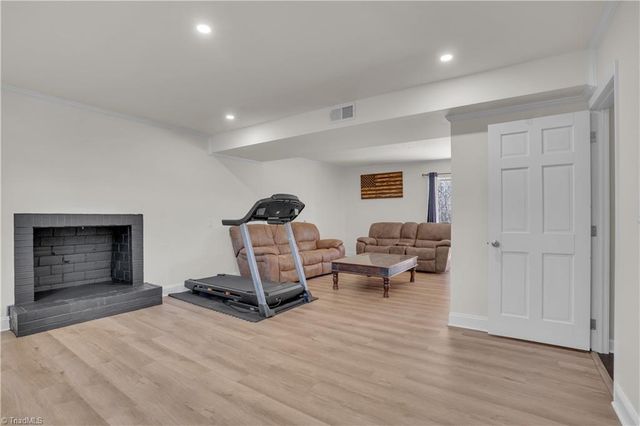 176 Farmbrooke Lane, Winston-salem, NC 27127