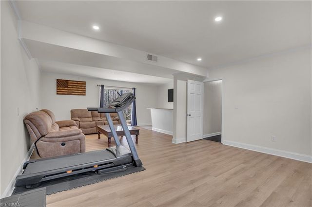 176 Farmbrooke Lane, Winston-salem, NC 27127