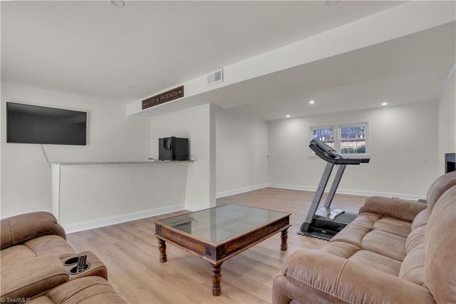 176 Farmbrooke Lane, Winston-salem, NC 27127