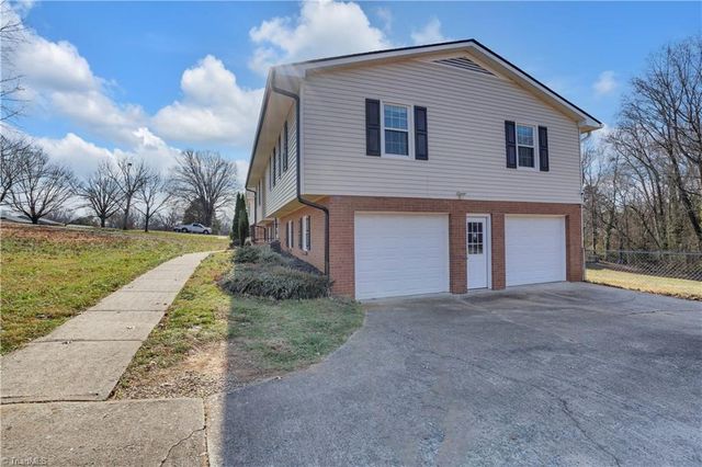 176 Farmbrooke Lane, Winston-salem, NC 27127