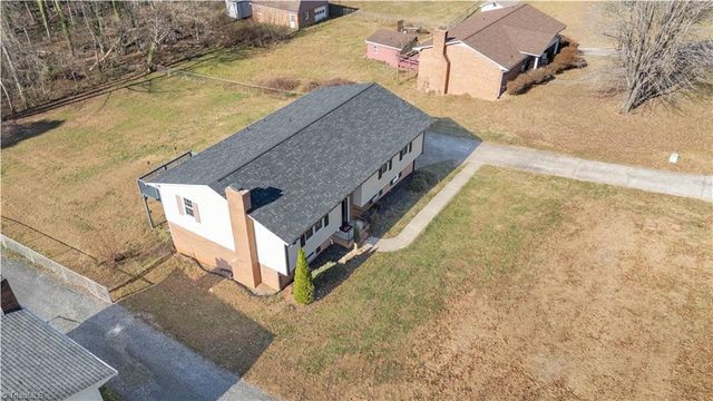 176 Farmbrooke Lane, Winston-salem, NC 27127