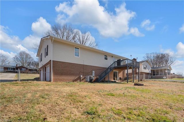 176 Farmbrooke Lane, Winston-salem, NC 27127