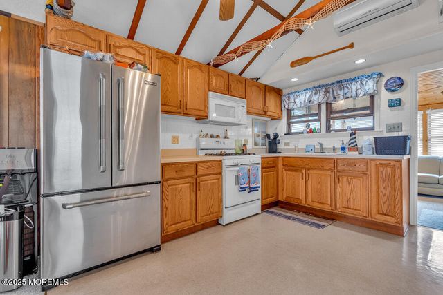 19 9th Lane, Seaside Park, NJ 08752