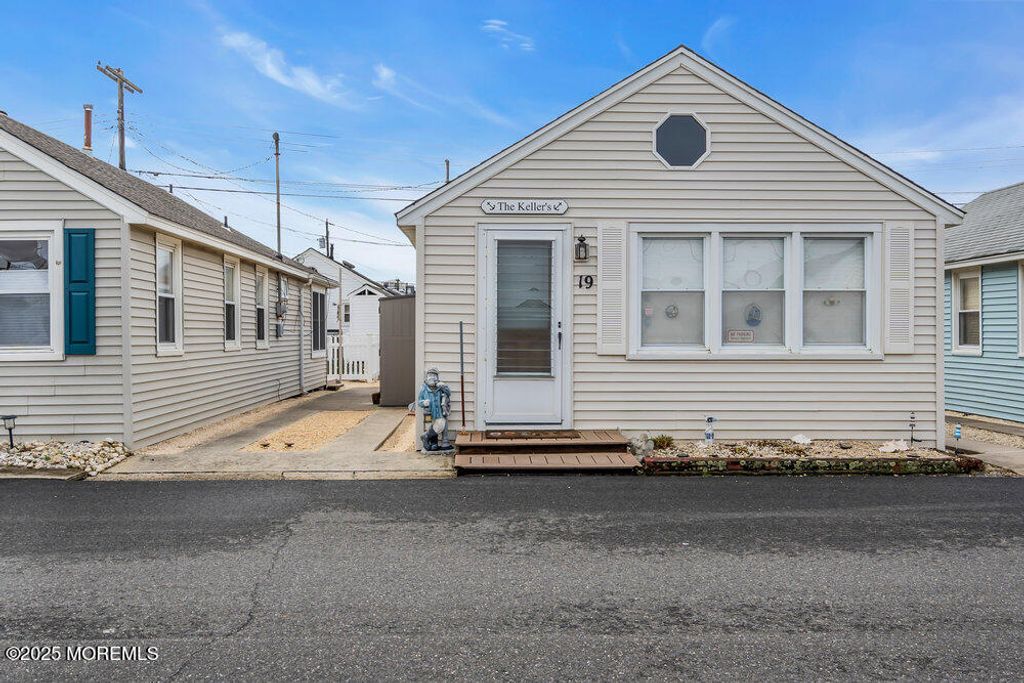 19 9th Lane, Seaside Park, NJ 08752