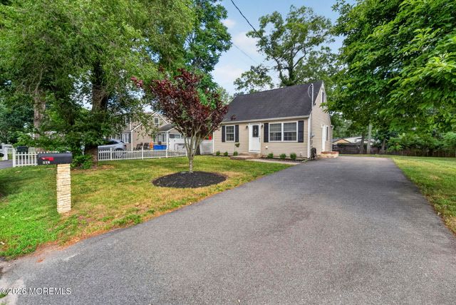 516 Middle Lane, Howell, NJ 07731