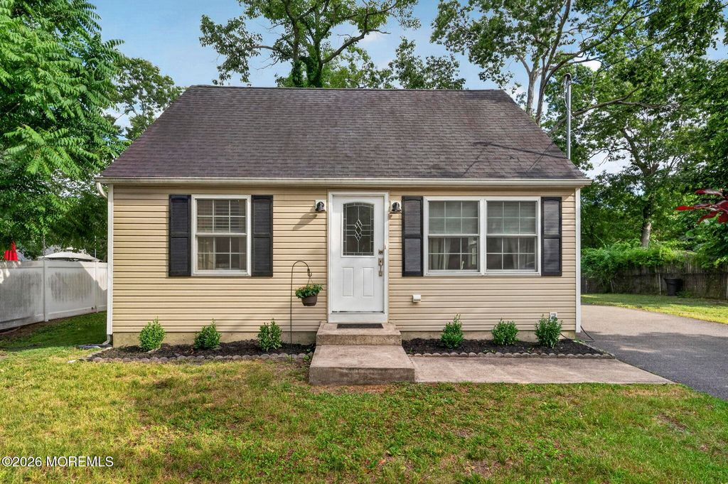 516 Middle Lane, Howell, NJ 07731