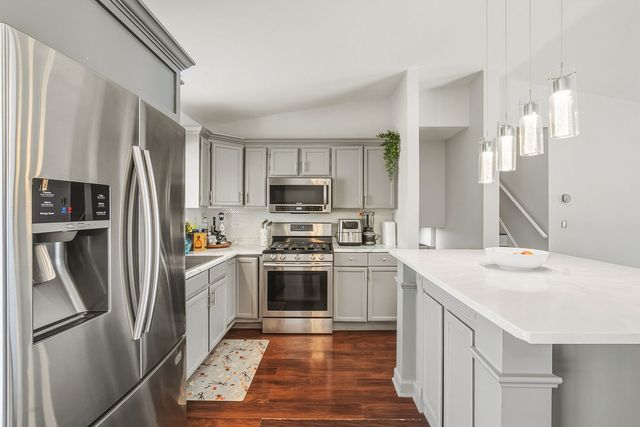 3668 N GRANDVIEW Avenue, Gurnee, IL 60031