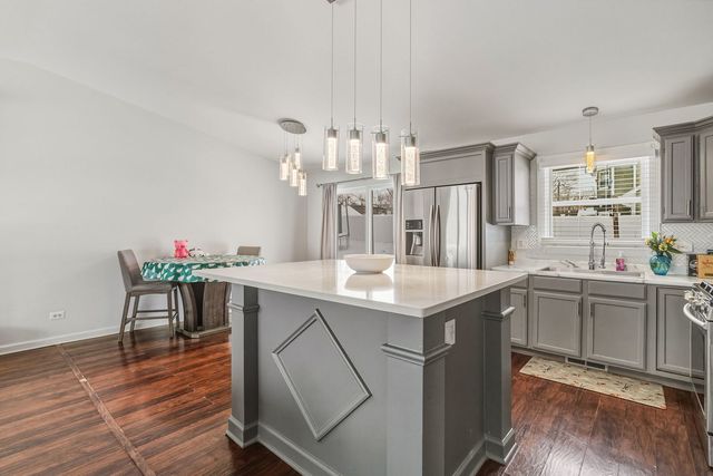 3668 N GRANDVIEW Avenue, Gurnee, IL 60031