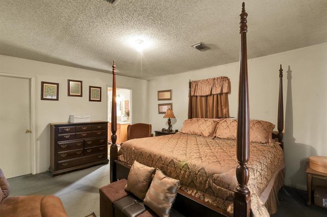 959 Walker Loop, Huntsville, TX 77340