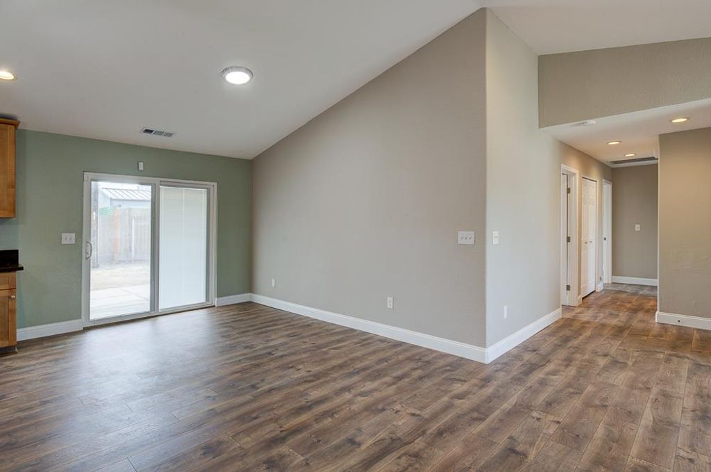 Image 16 of property listing at 216 Keats Avenue, Clovis, CA 93612