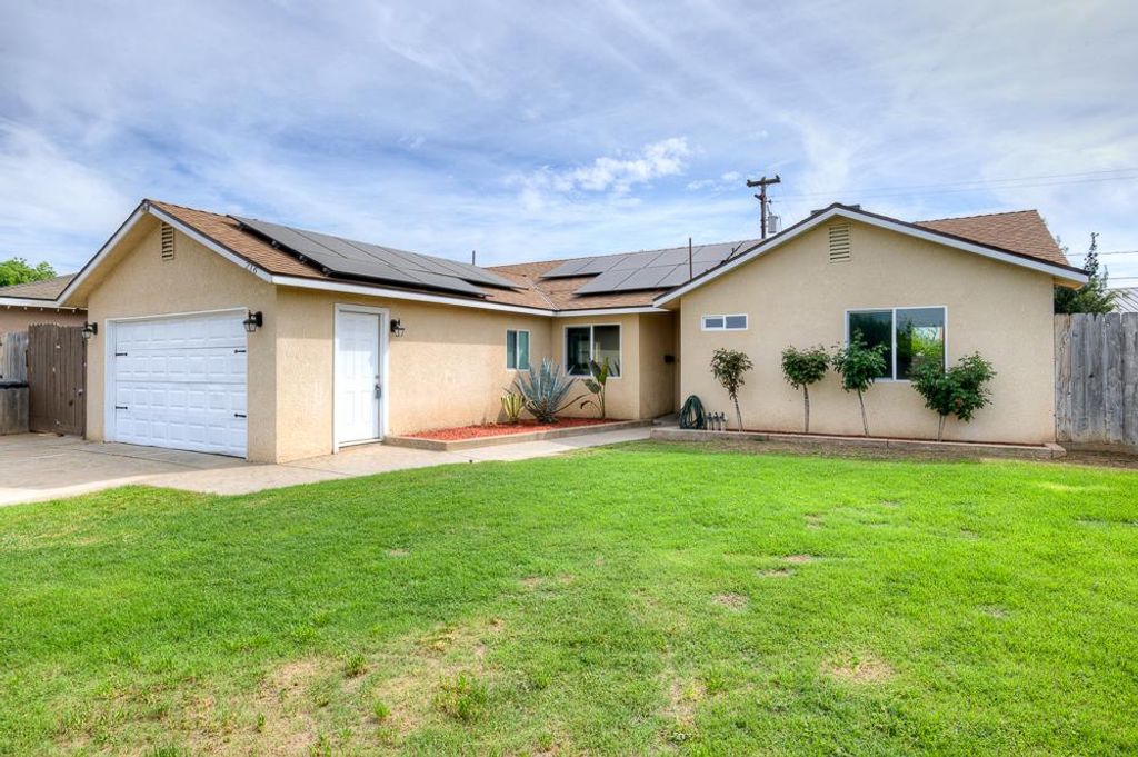 Image 2 of property listing at 216 Keats Avenue, Clovis, CA 93612