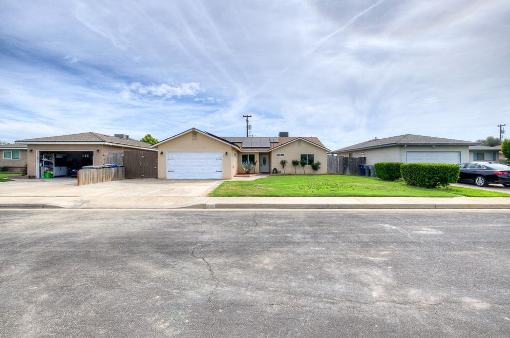 Image 29 of property listing at 216 Keats Avenue, Clovis, CA 93612