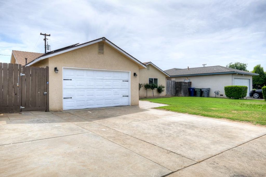 Image 3 of property listing at 216 Keats Avenue, Clovis, CA 93612
