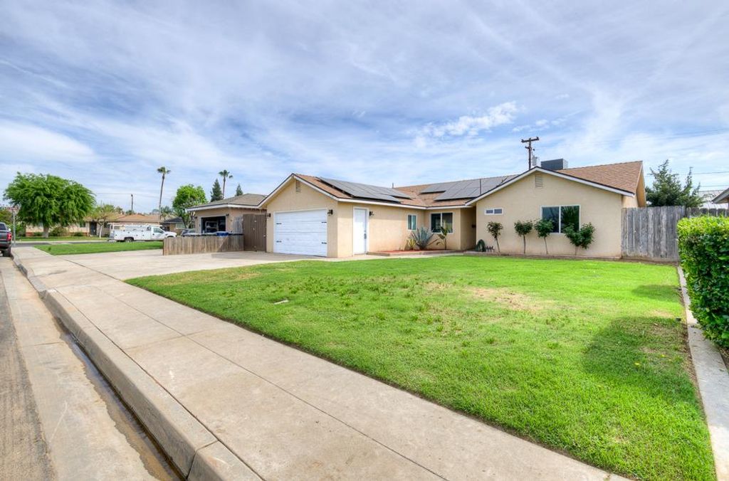 Image 32 of property listing at 216 Keats Avenue, Clovis, CA 93612
