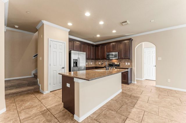18 Umbria, The Woodlands, TX 77382