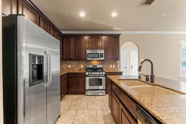 18 Umbria, The Woodlands, TX 77382