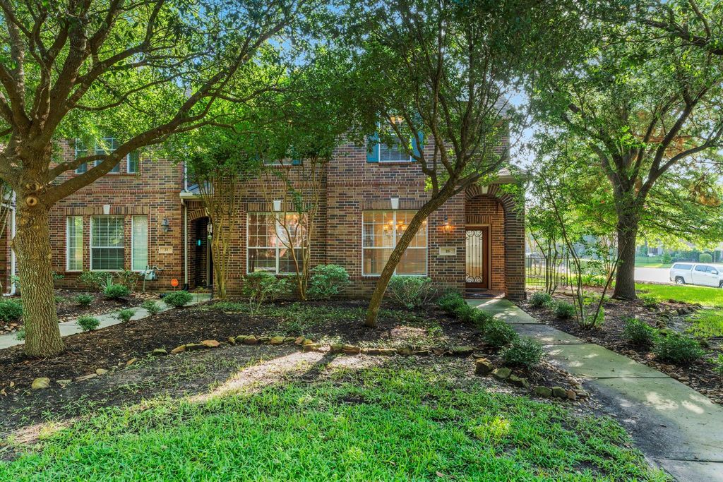18 Umbria, The Woodlands, TX 77382